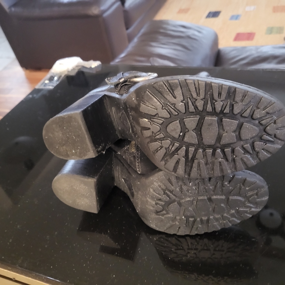 Women short leather boot size 7 born